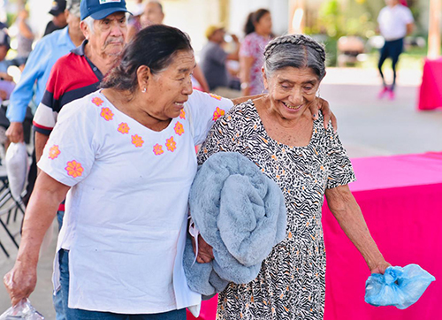 Entrega Verónica Lezama cobertores a adultos mayores de Quintana Roo